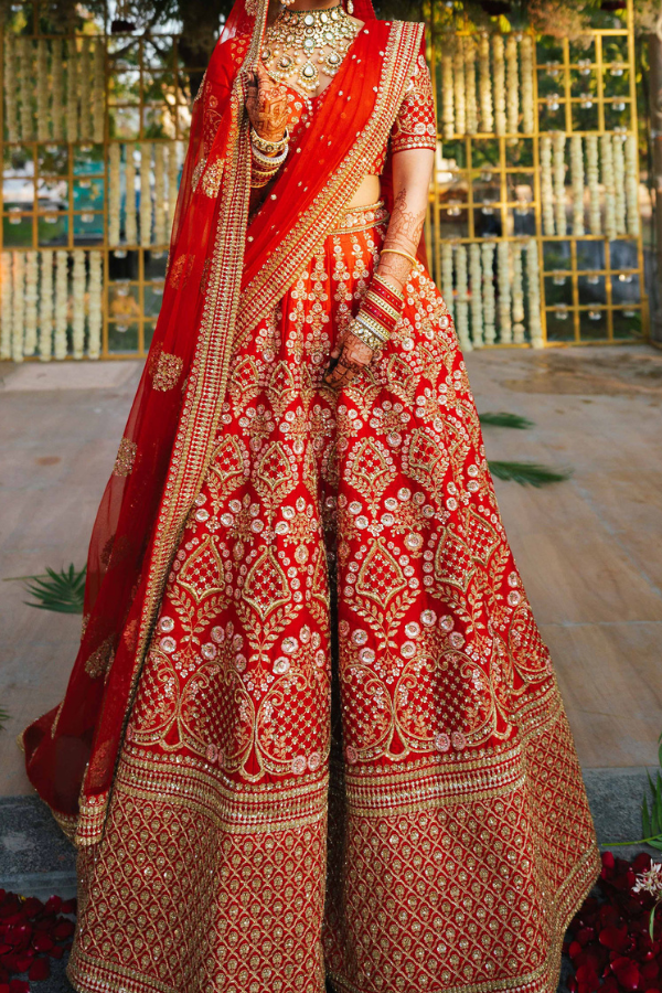 Golden bridal lehenga sabyasachi best sale