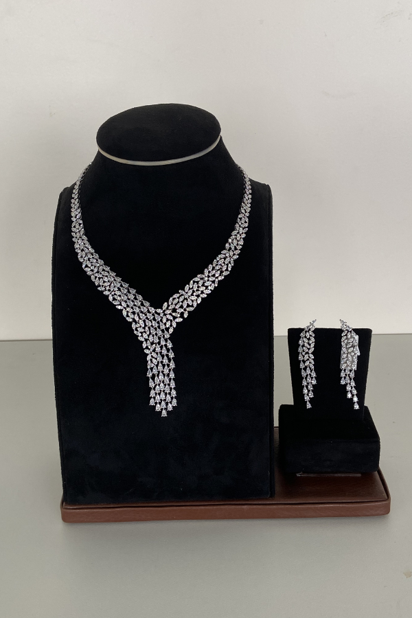 Sparkling V Neckalce set