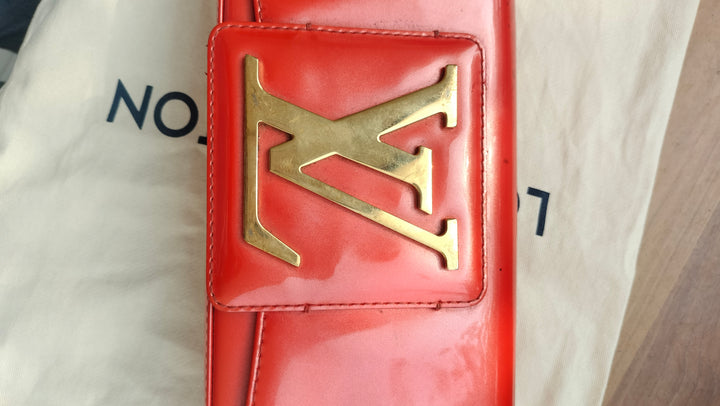 Louis Vuitton Rouge Grenadine Vernis Sobe Clutch