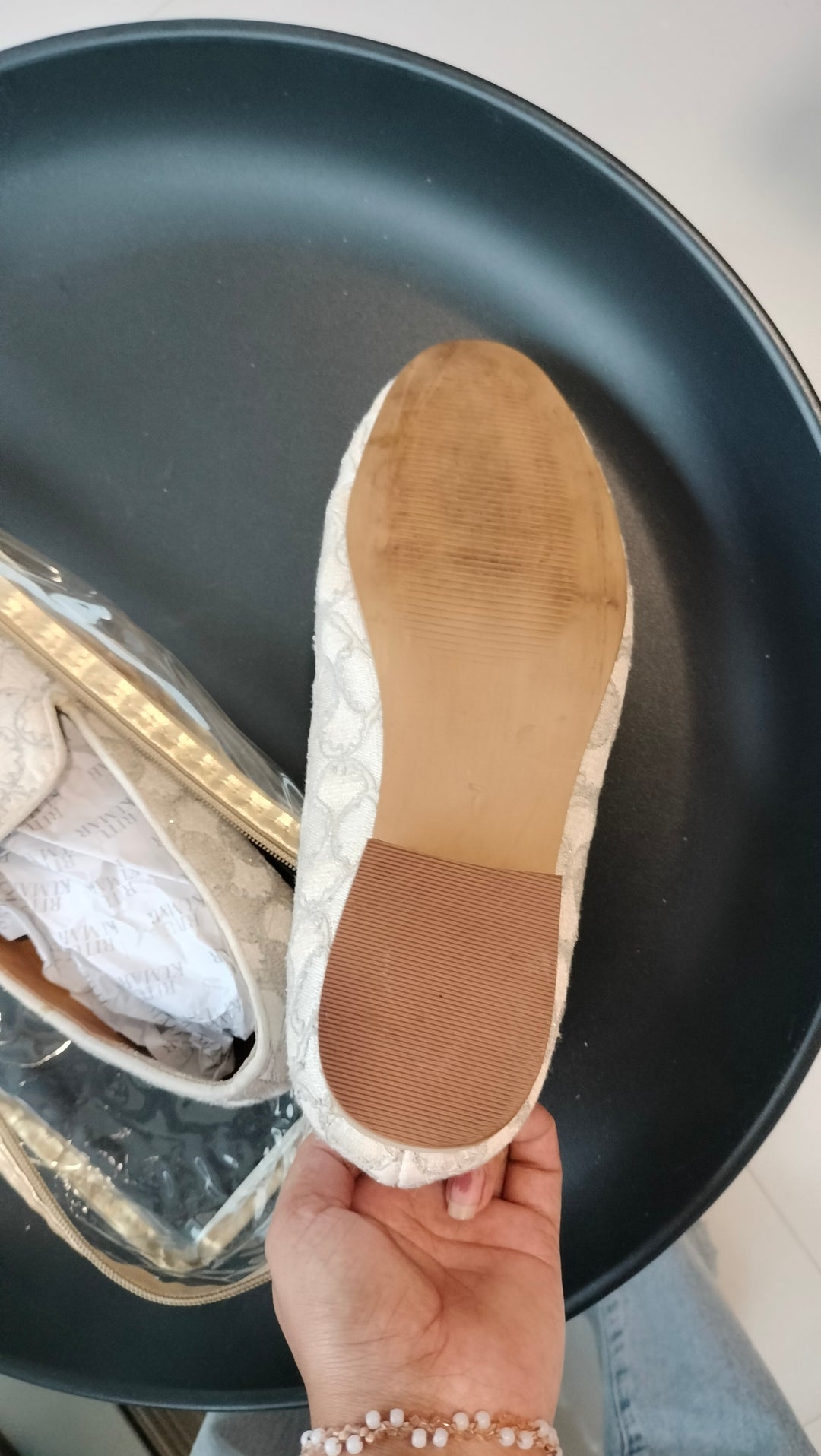 Rohit Gandhi Rahul Khanna Ivory Embroidered Juttis – Size 7