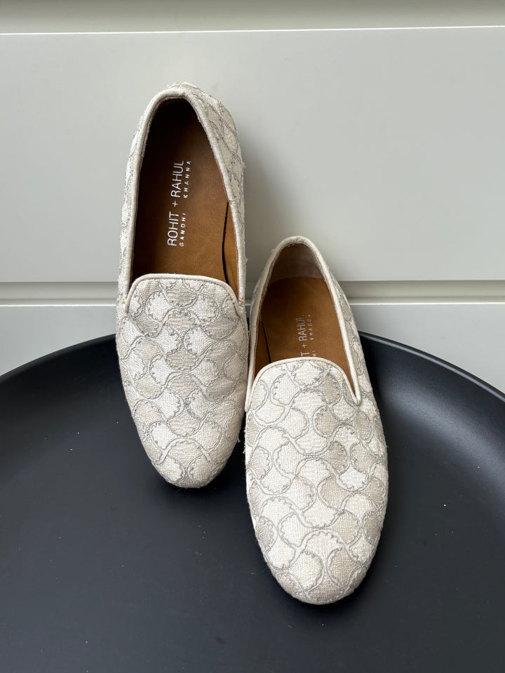 Rohit Gandhi Rahul Khanna Ivory Embroidered Juttis – Size 7