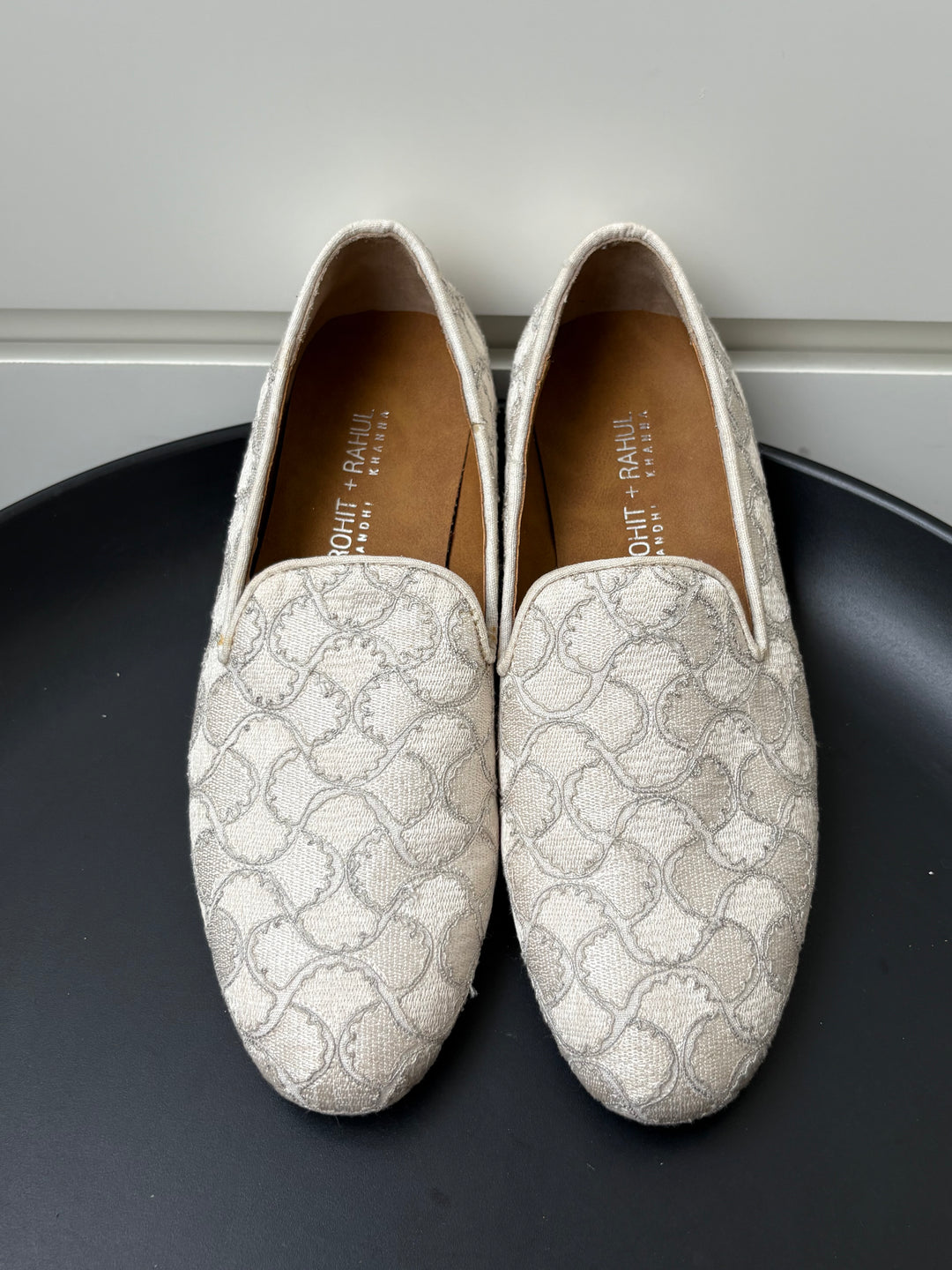 Rohit Gandhi Rahul Khanna Ivory Embroidered Juttis – Size 7