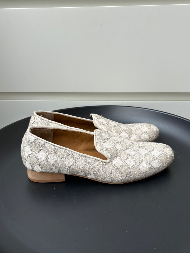 Rohit Gandhi Rahul Khanna Ivory Embroidered Juttis – Size 7