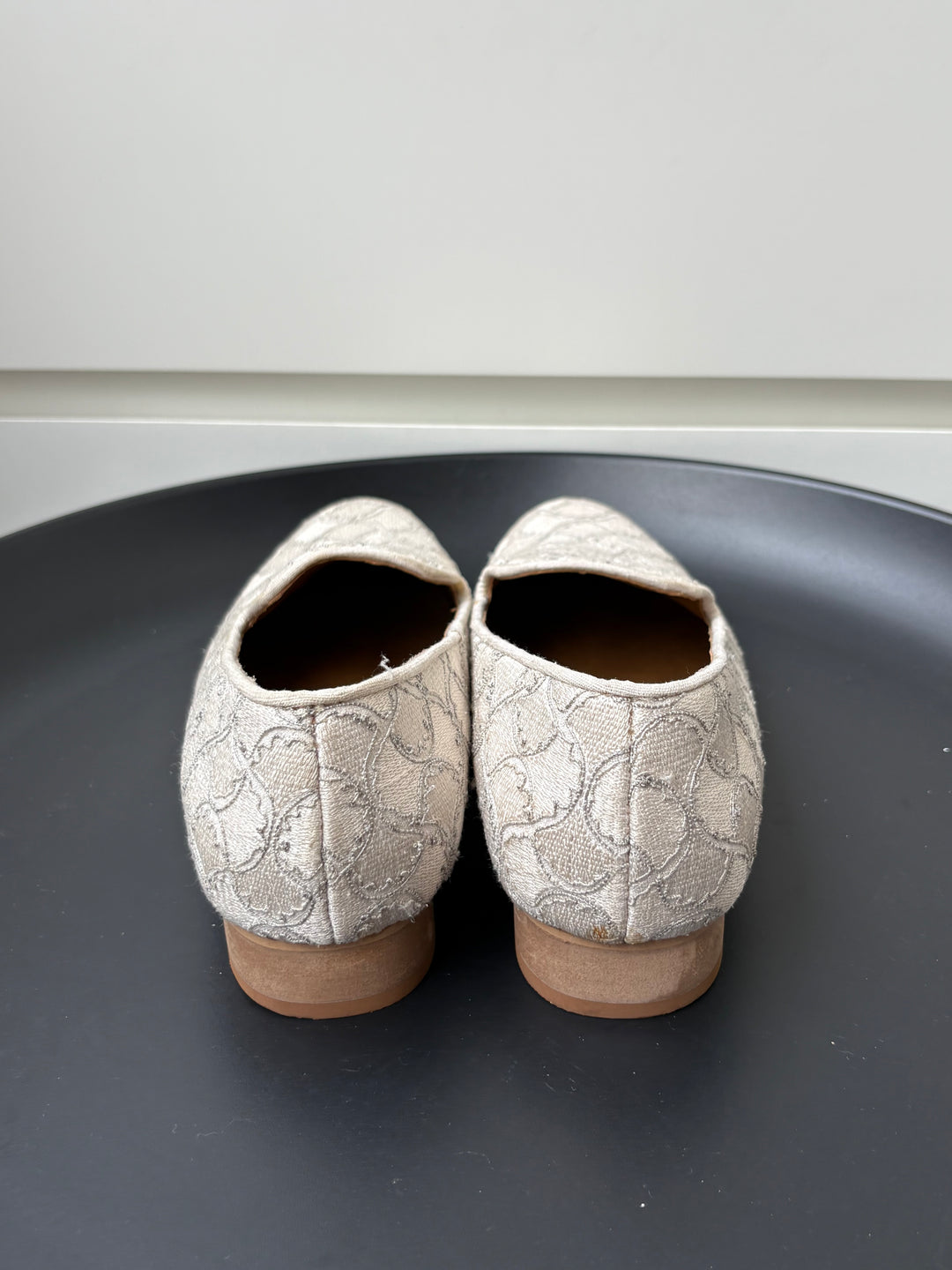 Rohit Gandhi Rahul Khanna Ivory Embroidered Juttis – Size 7
