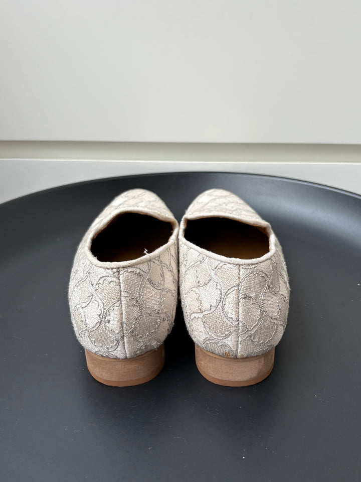 Rohit Gandhi Rahul Khanna Ivory Embroidered Juttis – Size 7