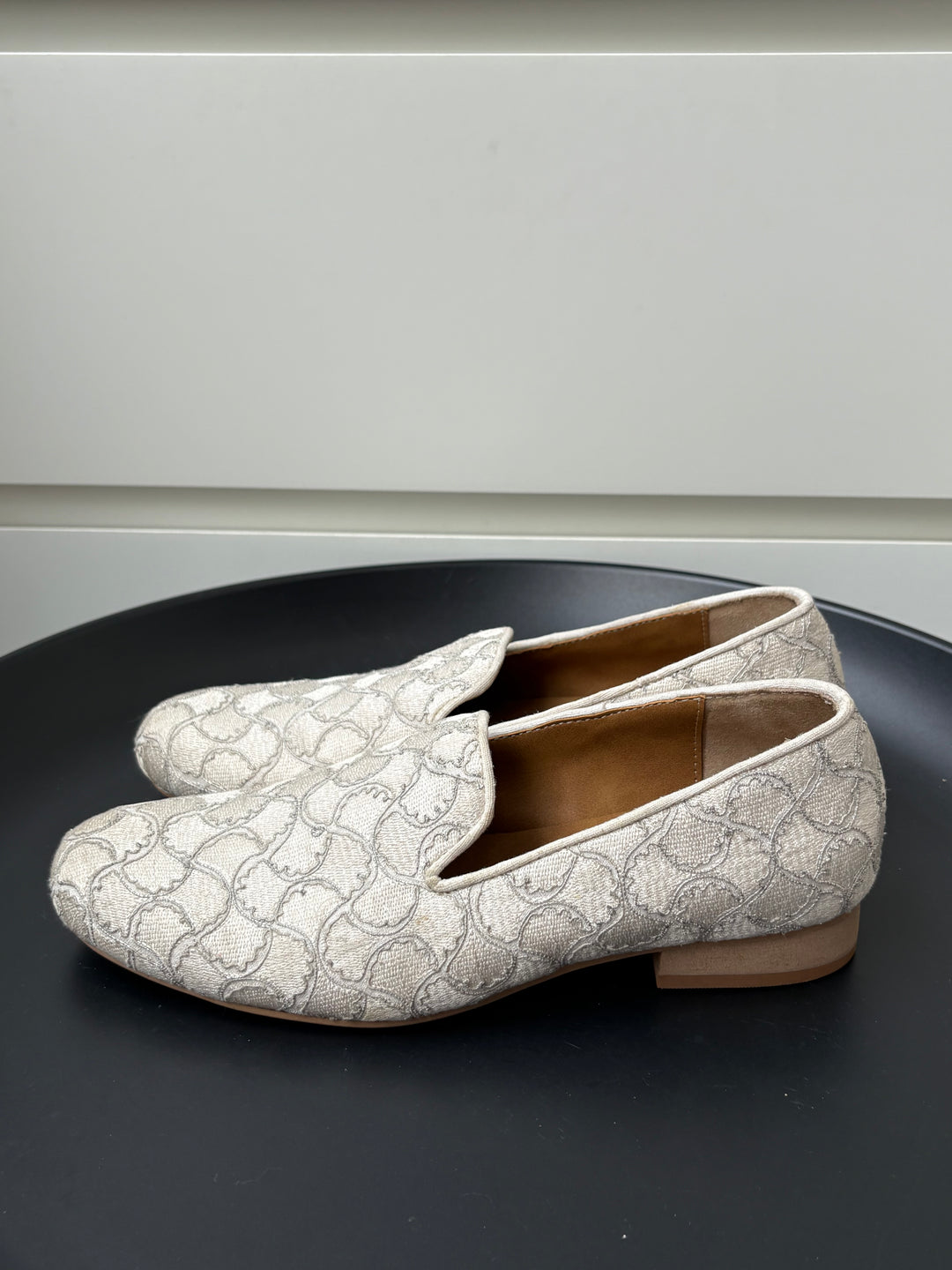 Rohit Gandhi Rahul Khanna Ivory Embroidered Juttis – Size 7