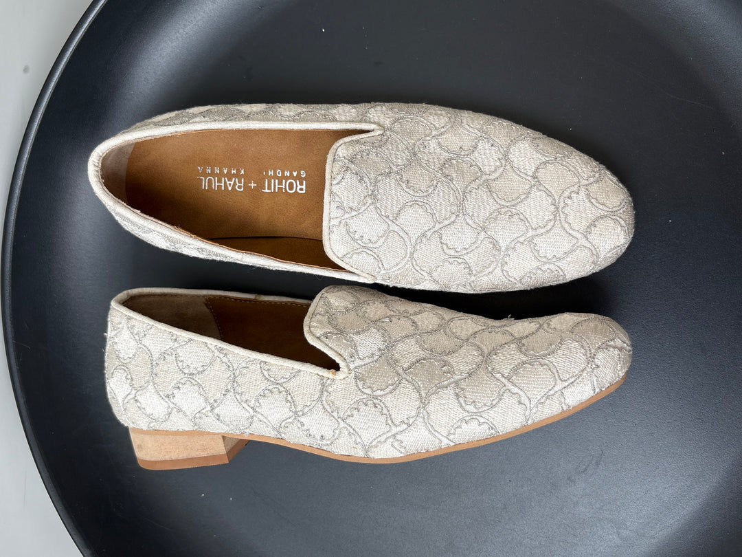 Rohit Gandhi Rahul Khanna Ivory Embroidered Juttis – Size 7